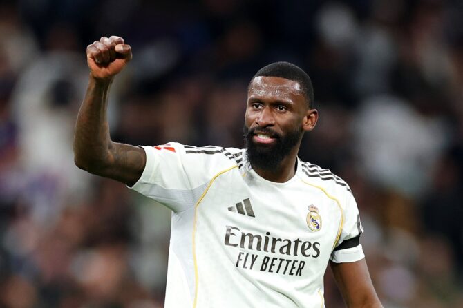 Antonio Rüdiger von Real Madrid bejubelt den Sieg seiner Mannschaft im LaLiga-Spitzenspiel gegen Atletico de Madrid im Estadio Santiago Bernabéu in Madrid am 22. März 2026. Florencia Tan Jun / Getty Images