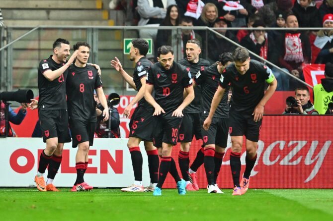Arber Hoxha bejubelt mit Kristjan Asllani und seinen Teamkollegen sein Tor zum 1:0 für Albanien im WM-Qualifikations-Play-off gegen Polen im PGE Narodowy in Warschau am 26. März 2026. Foto: Mateusz Slodkowski / Getty Images
