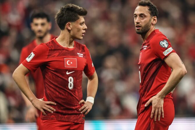 Arda Güler und Hakan Çalhanoğlu (Türkei) reagieren im WM-Qualifikations-Playoff gegen Rumänien im Beşiktaş Park in Istanbul am 26. März 2026. Burak Kara / Getty Images