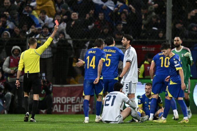Schiedsrichter Clément Turpin zeigt Alessandro Bastoni von Italien die Rote Karte im WM-Qualifikations-Play-off gegen Bosnien-Herzegowina am 31. März 2026 im Stadion Bilino Polje in Zenica. Getty Images