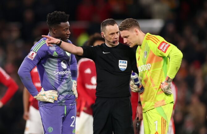 Schiedsrichter Stuart Attwell gibt den Torhütern Bernd Leno (Fulham) und André Onana (Manchester United) Anweisungen vor dem Elfmeterschießen im FA-Cup-Achtelfinale in Old Trafford in Manchester am 2. März 2025. Carl Recine / Getty Images
