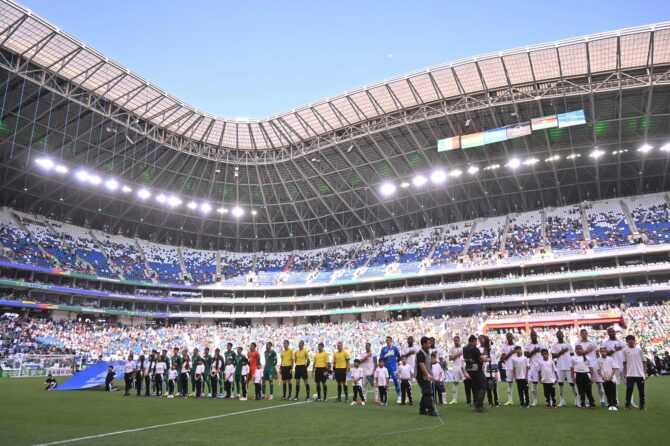 Spieler und Schiedsrichter stellen sich vor dem WM-Qualifikations-Playoff-Spiel zwischen Bolivien und Suriname im Estadio Monterrey auf. Das Spiel fand am 26. März 2026 in Guadalupe, Mexiko, statt. Azael Rodriguez / Getty Images