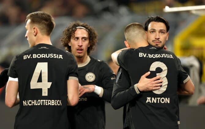 DORTMUND, DEUTSCHLAND – 21. MÄRZ: Ramy Bensebaini von Borussia Dortmund feiert gemeinsam mit seinen Mannschaftskollegen das dritte Tor seiner Mannschaft während des Bundesligaspiels zwischen Borussia Dortmund und dem Hamburger SV im Signal Iduna Park am 21. März 2026 in Dortmund, Deutschland. (Foto: Dean Mouhtaropoulos/Getty Images)