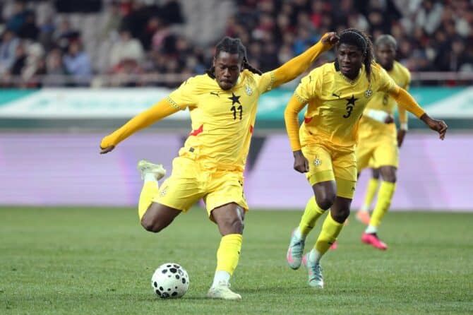 Brandon Thomas-Asante (l.) von Ghana im Zweikampf beim Freundschaftsspiel zwischen Südkorea und Ghana im Seoul World Cup Stadium am 18. November 2025. Chung Sung-Jun / Getty Images