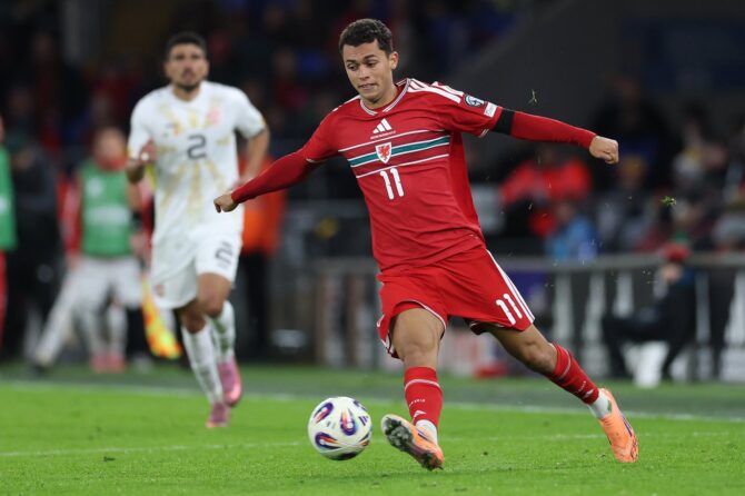 Brennan Johnson schießt für Wales im WM-Qualifikationsspiel gegen Nordmazedonien im Cardiff City Stadium am 18. November 2025. Foto: Michael Steele / Getty Images