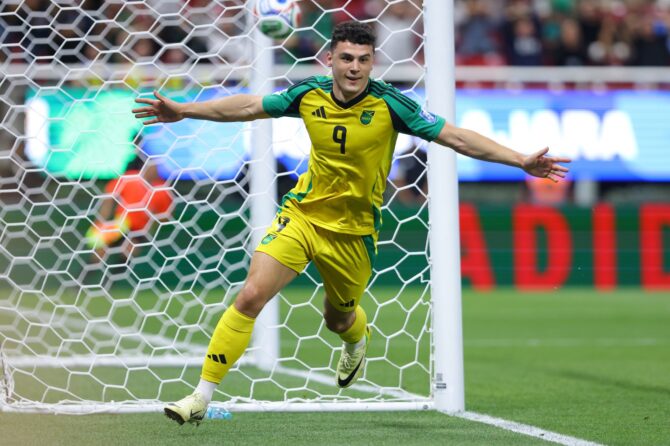 Bailey-Tye Cadamarteri bejubelt seinen Treffer zum 1:0 für Jamaika im WM-Qualifikations-Playoff gegen Neukaledonien im Estadio Guadalajara in Zapopan, Mexiko, am 26. März 2026. Agustin Cuevas / Getty Images