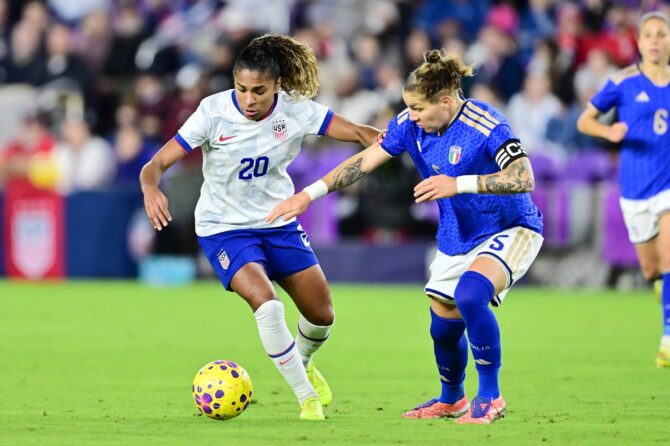 Catarina Macario (#20, USA) setzt sich gegen Elena Linari (#5, Italien) im Frauen-Länderspiel im Inter&Co Stadium in Orlando, Florida, am 28. November 2025 durch. Julio Aguilar / Getty Images