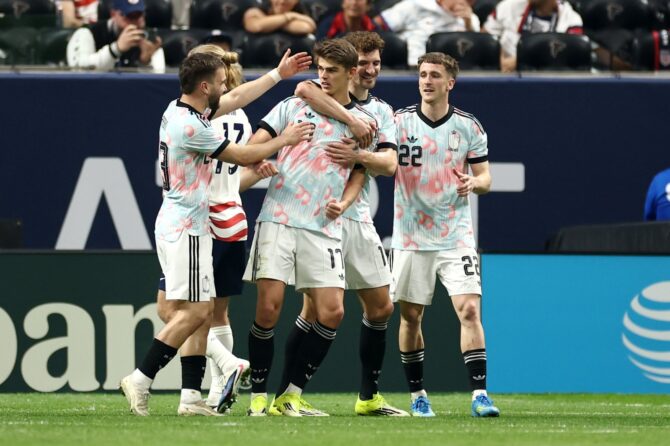 Charles De Ketelaere bejubelt mit seinen Mitspielern sein Tor zum 3:0 für Belgien im Länderspiel gegen die USA im Mercedes-Benz Stadium in Atlanta am 28. März 2026. Jared C. Tilton / Getty Images