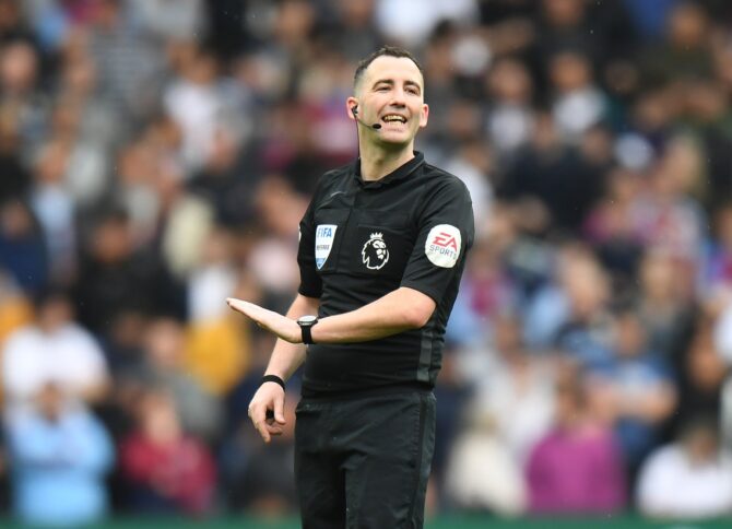 Schiedsrichter Christopher Kavanagh beim Premier-League-Spiel zwischen Aston Villa und Crystal Palace im Villa Park in Birmingham am 15. Mai 2022. Tony Marshall / Getty Images