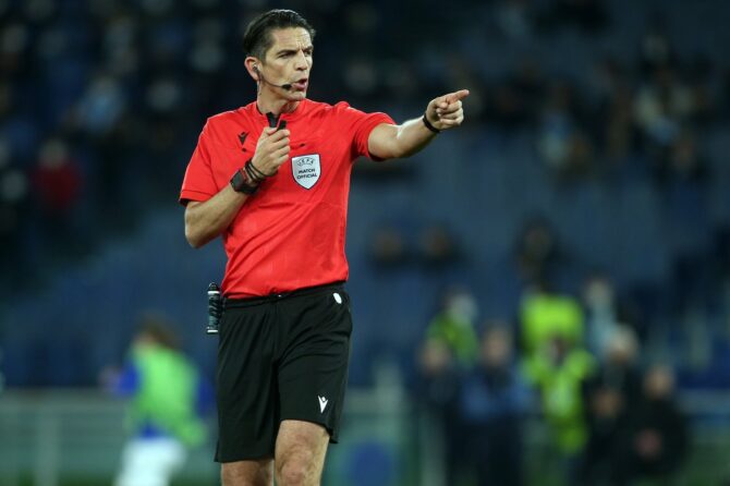 Schiedsrichter Deniz Aytekin gibt in seinem roten Trikot eine Entscheidung im UEFA-Europa-League-Achtelfinal-Hinspiel zwischen SS Lazio und dem FC Porto am 24. Februar 2022 im Olympiastadion in Rom. (Copyright Depositphotos.com)