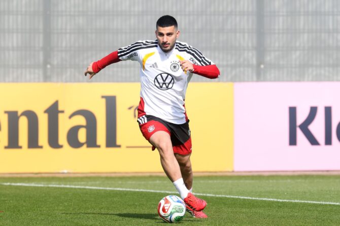 Deniz Undav läuft mit dem Ball beim Training der deutschen Nationalmannschaft auf dem adidas Homeground in Herzogenaurach am 24. März 2026. Alexander Hassenstein / Getty Images