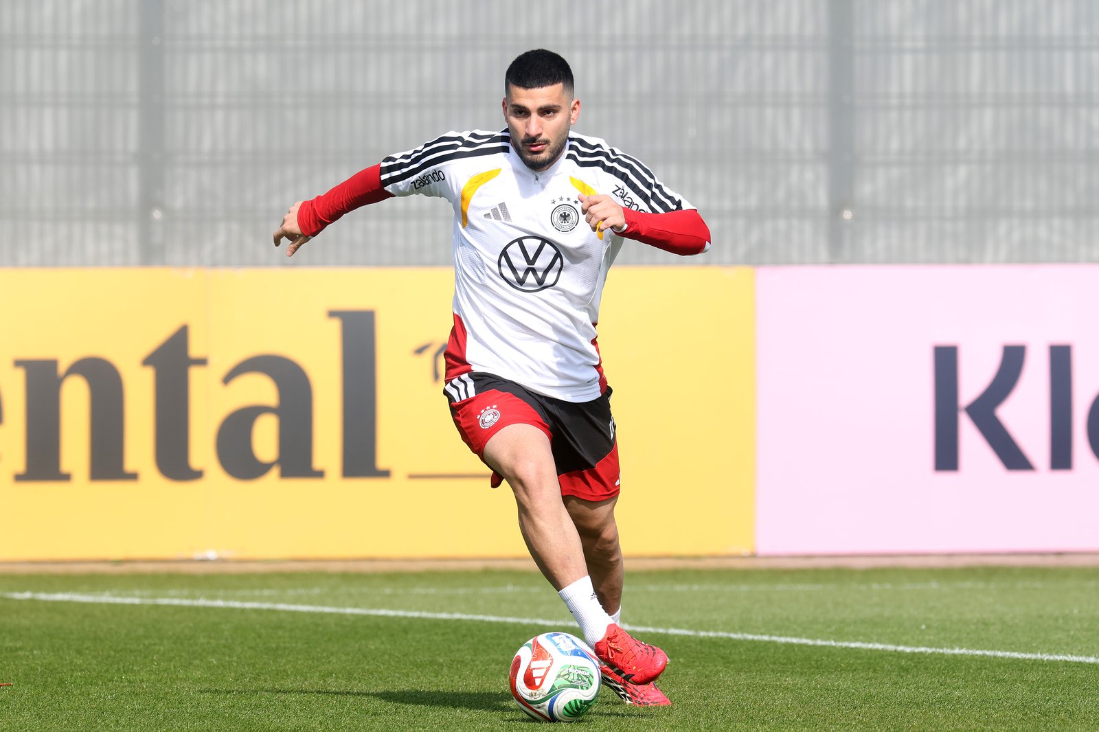 Deniz Undav läuft mit dem Ball beim Training der deutschen Nationalmannschaft auf dem adidas Homeground in Herzogenaurach am 24. März 2026. Alexander Hassenstein / Getty Images