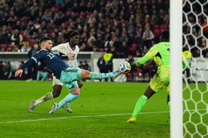 Deniz Undav (Deutschland) trifft zum 2:0 gegen Ghanas Torhüter Benjamin Asare beim Länderspiel in der MHPArena in Stuttgart am 30. März 2026. Sona Maleterova / Getty Images