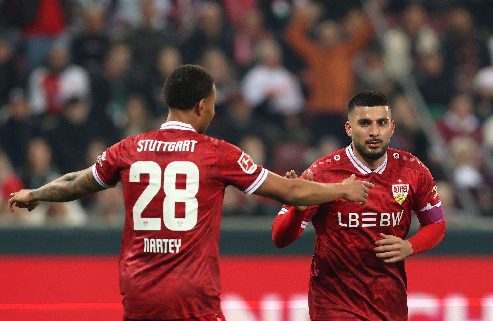 Deniz Undav vom VfB Stuttgart bejubelt seinen Treffer zum 1:0 gemeinsam mit Nikolas Nartey im Bundesliga-Spiel beim FC Augsburg in der WWK-Arena in Augsburg am 22. März 2026. Alexander Hassenstein / Getty Images