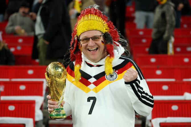 Ein deutscher Fan hält eine WM-Pokal-Nachbildung vor dem Länderspiel Deutschland gegen Ghana in der MHPArena in Stuttgart am 30. März 2026. Alexander Hassenstein / Getty Images
