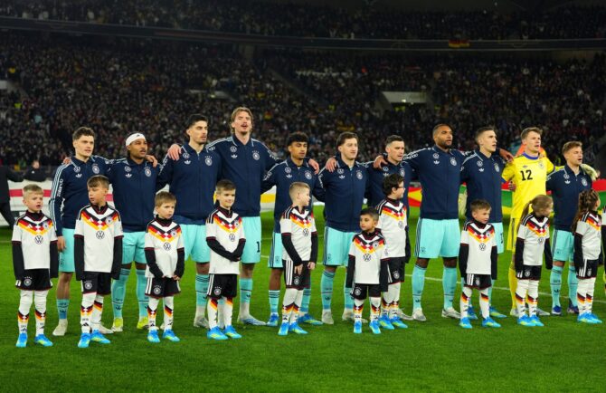 Die deutschen Nationalspieler stehen bei der Hymne vor dem Länderspiel gegen Ghana in der MHPArena in Stuttgart am 30. März 2026. Sona Maleterova / Getty Images