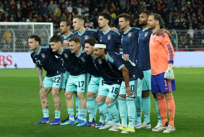 Die deutsche Nationalmannschaft im Mannschaftsfoto vor dem Länderspiel gegen die Schweiz im St. Jakob-Park in Basel am 27. März 2026 – im neuen adidas Auswärtstrikot. Alexander Hassenstein / Getty Images