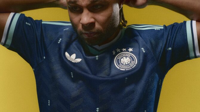 Serge Gnabry präsentiert das blaue DFB Auswärtstrikot 2026 von adidas.