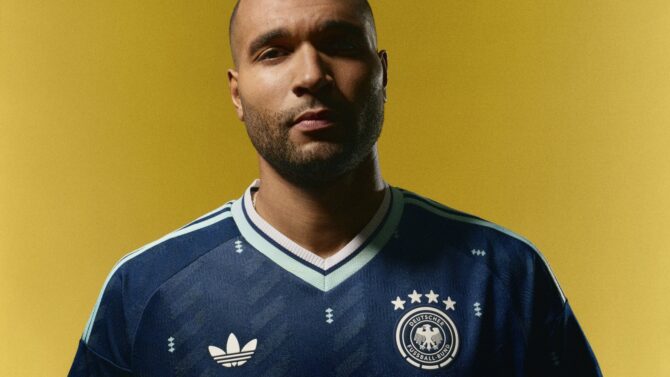 Jonathan Tah präsentiert das neue adidas Auswärtstrikot der deutschen Nationalmannschaft für die FIFA Fußball-Weltmeisterschaft 2026. Der DFB-Innenverteidiger beim offiziellen adidas Shoot im November 2025. Copyright adidas