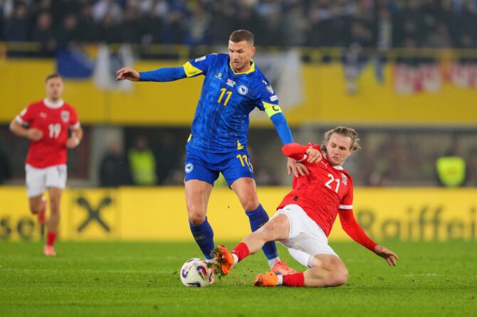 Edin Džeko von Bosnien-Herzegowina behauptet sich gegen Patrick Wimmer von Österreich im WM-Qualifikationsspiel in Wien am 18. November 2025. Foto: Christian Hofer / Getty Images