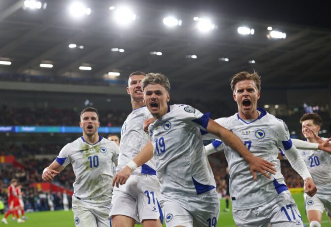 Edin Džeko feiert mit Teamkollege Kerim Alajbegović seinen Treffer zum 1:0 für Bosnien-Herzegowina im WM-Qualifikations-Play-off gegen Wales am 26. März 2026 im Cardiff City Stadium. Warren Little / Getty Images