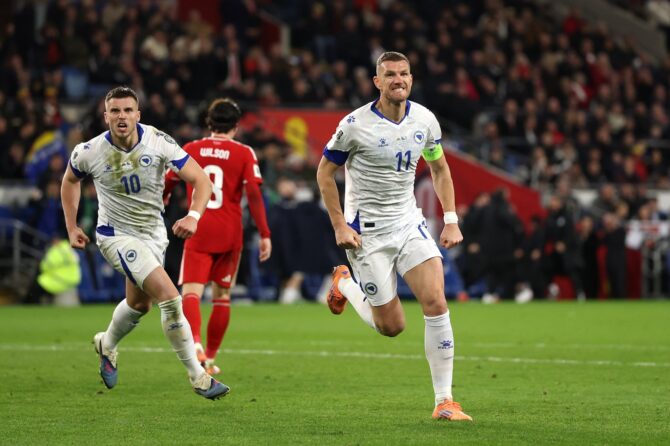 Edin Džeko bejubelt sein Tor zum 1:0 für Bosnien-Herzegowina im WM-Qualifikations-Play-off gegen Wales im Cardiff City Stadium am 26. März 2026. Foto: Warren Little / Getty Images