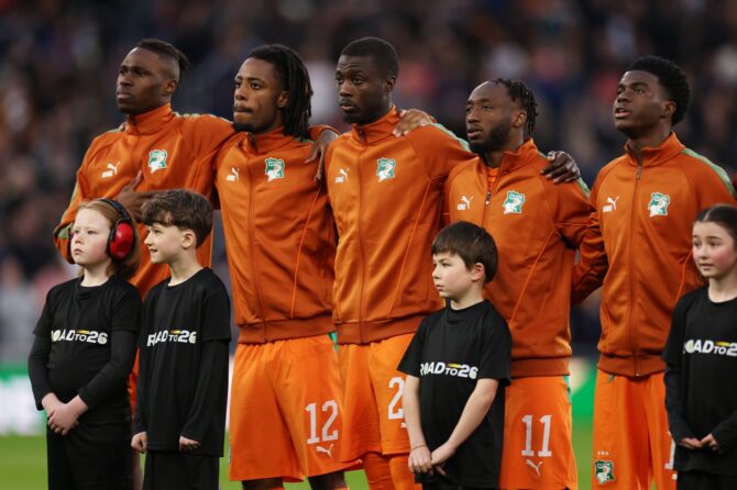 Die Spieler der Elfenbeinküste stehen vor dem Testspiel gegen Schottland bei der Nationalhymne am 31. März 2026 in Liverpool. Kate McShane / Getty Images