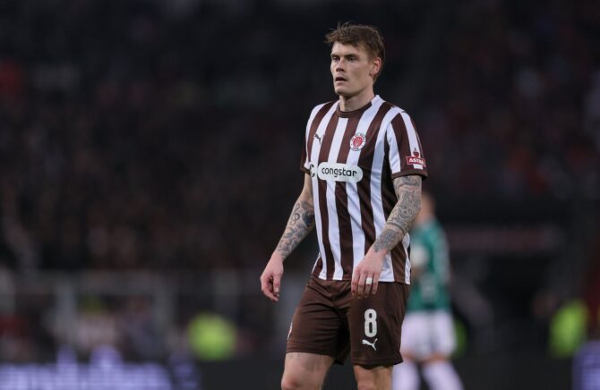 Eric Smith (FC St. Pauli) verfolgt das Geschehen im Bundesligaspiel gegen SV Werder Bremen im Millerntor-Stadion in Hamburg am 22. Februar 2026. Selim Sudheimer / Getty Images