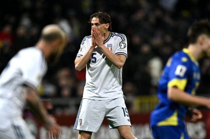Francesco Pio Esposito von Italien zeigt sich enttäuscht im WM-Qualifikations-Play-off gegen Bosnien-Herzegowina am 31. März 2026 im Stadion Bilino Polje in Zenica. Getty Images
