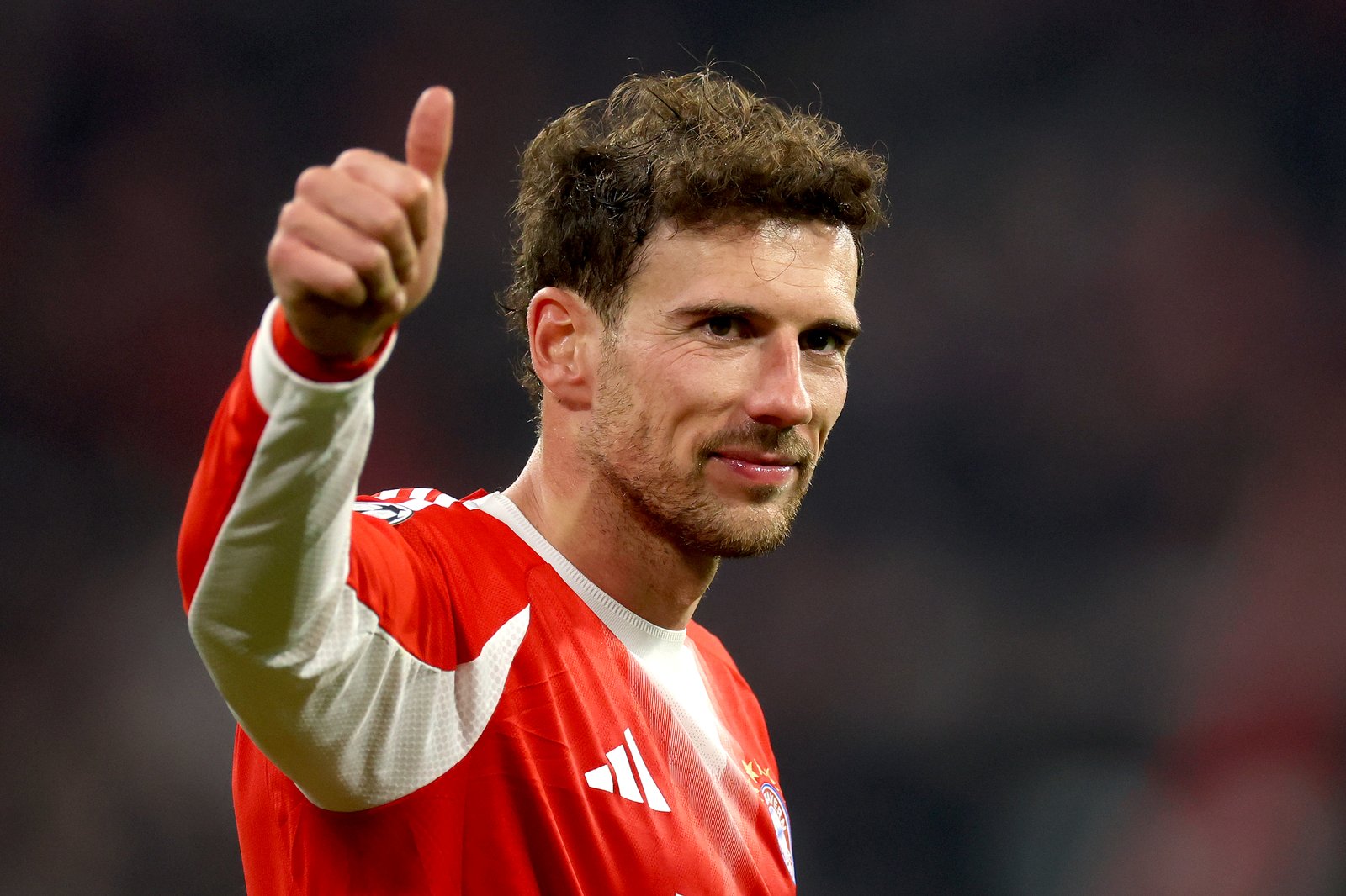 Leon Goretzka vom FC Bayern München bedankt sich mit erhobenem Daumen bei den Fans nach dem Achtelfinale-Rückspiel der UEFA Champions League 2025/26 gegen Atalanta BC in der Football Arena München am 18. März 2026 in München. Alexander Hassenstein / Getty Images