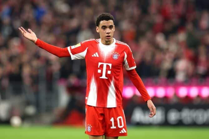 Jamal Musiala vom FC Bayern München gestikuliert während des Bundesliga-Spiels gegen Borussia Mönchengladbach in der Allianz Arena am 6. März 2026 in München. Alexander Hassenstein / Getty Images