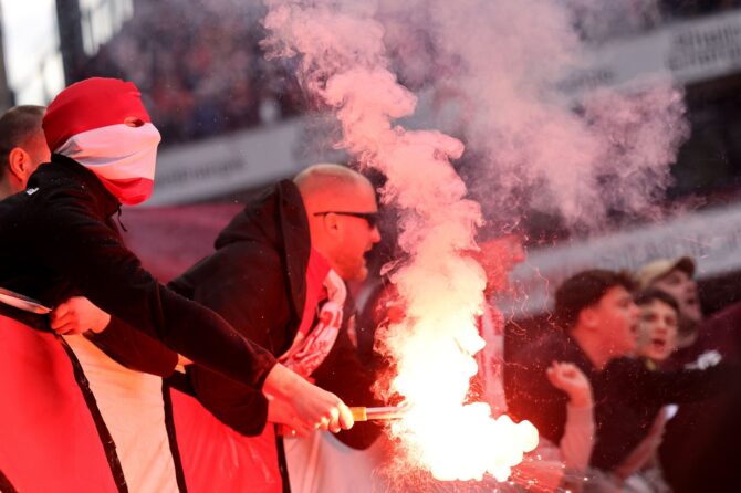 Fans von 1. FC Köln zünden Pyrotechnik beim Bundesliga-Spiel zwischen 1. FC Köln und Borussia Mönchengladbach im RheinEnergieStadion in Köln am 21. März 2026. Christof Koepsel / Getty Images