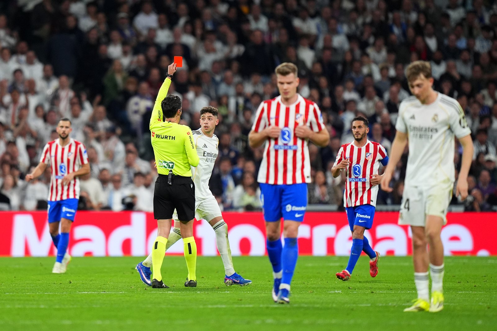 Federico Valverde von Real Madrid reagiert auf Schiedsrichter Jose Munuera, nachdem er im LaLiga-Derby zwischen Real Madrid und Atletico de Madrid im Estadio Santiago Bernabéu in Madrid am 22. März 2026 die Rote Karte gesehen hat. Angel Martinez / Getty Images