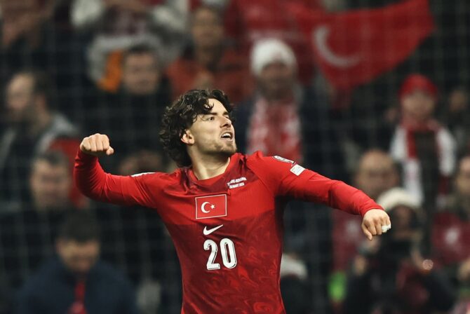 Ferdi Kadıoğlu bejubelt sein Tor zum 1:0 für die Türkei im WM-Qualifikations-Play-off gegen Rumänien im Besiktas Park in Istanbul am 26. März 2026. Foto: Burak Kara / Getty Images