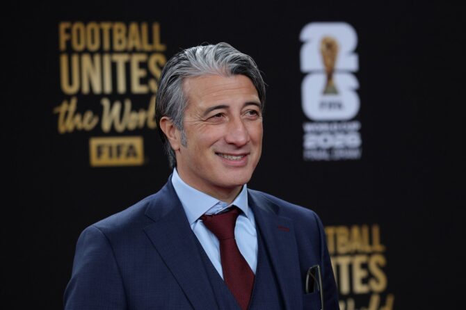 Schweizer Nationaltrainer Murat Yakin posiert auf dem roten Teppich beim offiziellen Auslosungs-Event zur FIFA Weltmeisterschaft 2026 im John F. Kennedy Center for the Performing Arts am 5. Dezember 2025 in Washington, D.C. Kevin Dietsch / Getty Images