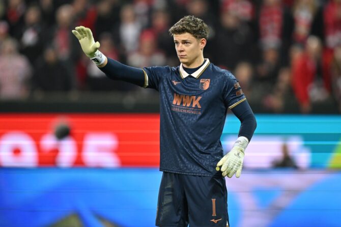 Finn Dahmen, Torhüter des FC Augsburg, gestikuliert am 27. Februar 2026 beim Bundesliga-Spiel zwischen dem FC Augsburg und dem 1. FC Köln in der WWK-Arena in Augsburg. Sebastian Widmann / Getty Images