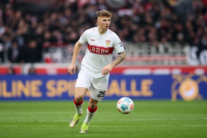 Finn Jeltsch vom VfB Stuttgart nimmt den Ball an beim Bundesliga-Spiel gegen den SC Freiburg in der MHPArena in Stuttgart am 1. Februar 2026. Foto: Alex Grimm / Getty Images Europe