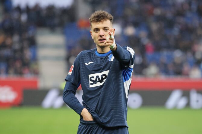 Fisnik Asllani feiert sein Tor zum 1:0 für die TSG 1899 Hoffenheim gegen den SC Freiburg in der PreZero Arena in Sinsheim am 14. Februar 2026. Foto: Alex Grimm / Getty Images