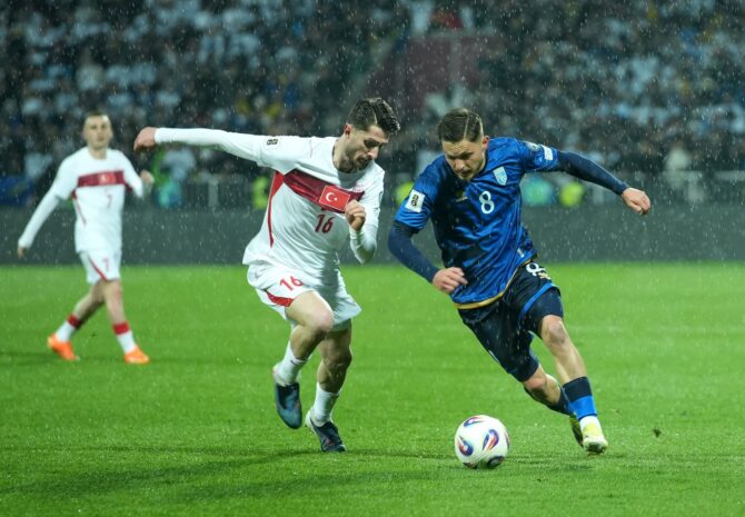 Florent Muslija von Kosovo setzt sich im Zweikampf gegen İsmail Yüksek von der Türkei beim WM-Qualifikations-Play-off am 31. März 2026 im Fadil-Vokrri-Stadion in Pristina durch. Ferdi Limani / Getty Images