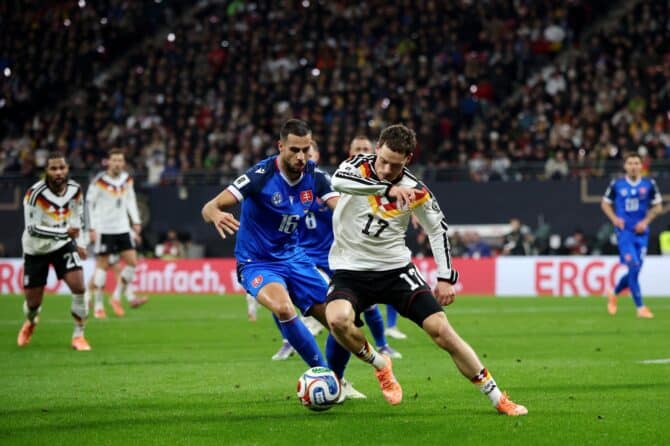 Florian Wirtz behauptet sich im Zweikampf mit David Hanc̆ko der Slowakei im WM-Qualifikationsspiel in der Red Bull Arena in Leipzig am 17. November 2025. Foto: Alex Grimm / Getty Images