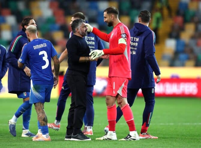 Italiens Nationaltrainer Gennaro Gattuso gratuliert Torhüter Gianluigi Donnarumma nach dem Sieg der Azzurri im WM-Qualifikationsspiel gegen Israel im Stadio Friuli in Udine am 14. Oktober 2025. Foto: Marco Luzzani / Getty Images