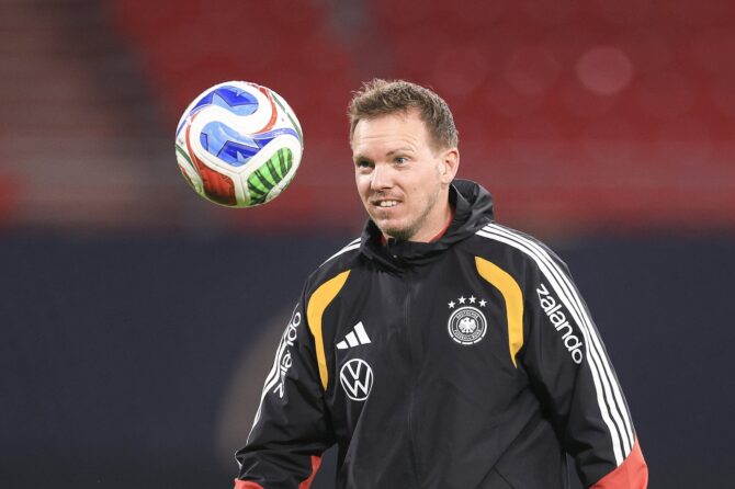Bundestrainer Julian Nagelsmann beobachtet den Ball beim Abschlusstraining der deutschen Nationalmannschaft vor dem WM-Qualifikationsspiel gegen die Slowakei am 16. November 2025 in Leipzig. Maja Hitij / Getty Images
