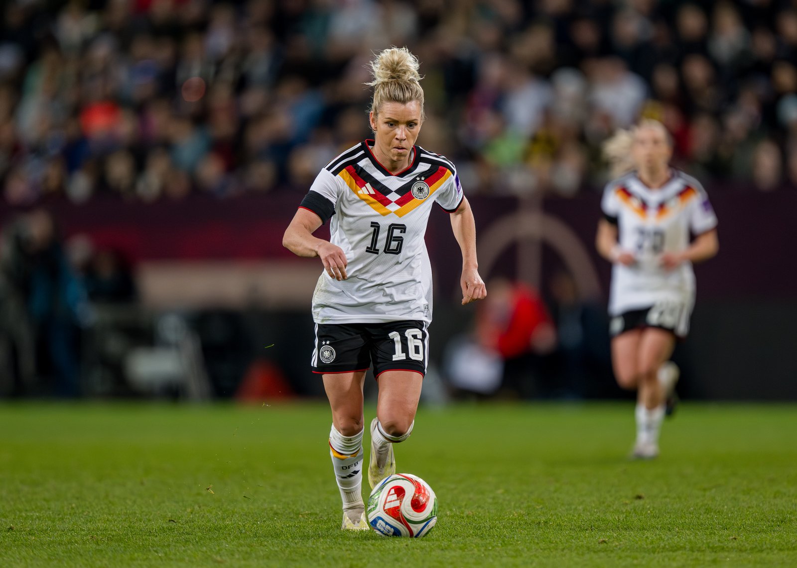 Linda Dallmann von der deutschen Frauennationalmannschaft am Ball beim WM-Qualifikationsspiel gegen Slowenien im Rudolf-Harbig-Stadion am 3. März 2026 in Dresden. Thomas Eisenhuth / Getty Images