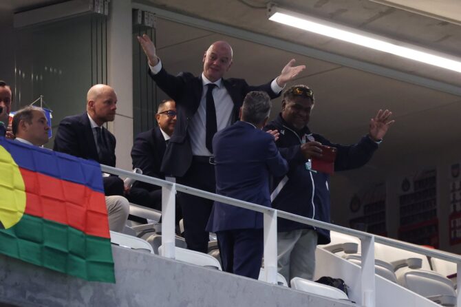 FIFA-Präsident Gianni Infantino winkt den Zuschauern beim WM-Qualifikations-Playoff-Spiel zwischen Neukaledonien und Jamaika am 26. März 2026 im Guadalajara-Stadion in Zapopan, Mexiko. Simon Barber / Getty Images