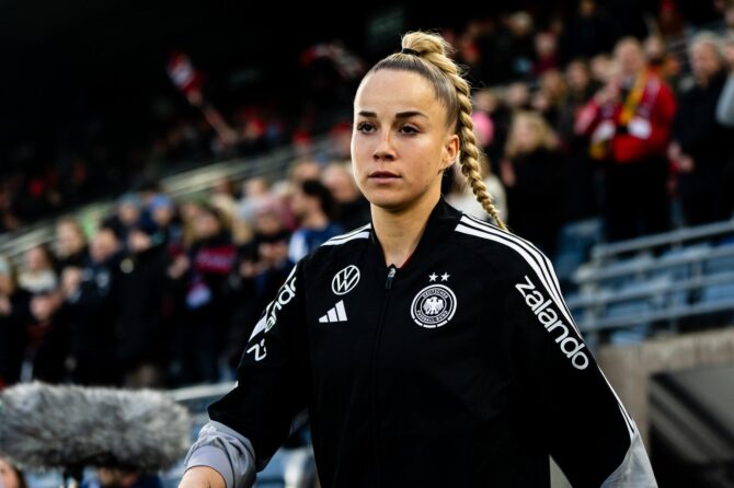 Giulia Gwinn läuft vor dem Frauen-WM-Qualifikationsspiel zwischen Norwegen und Deutschland am 7. März 2026 in der Lyse Arena in Stavanger ins Stadion ein. Marius Nordnes / Nordnes Foto / Getty Images