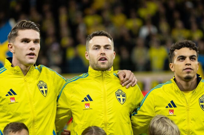 Viktor Gyökeres, Gabriel Gudmundsson und Yasin Ayari stehen vor dem WM-Qualifikationsspiel zwischen Schweden und der Schweiz in der Strawberry Arena in Solna am 10. Oktober 2025 Seite an Seite. Foto: Michael Campanella / Getty Images
