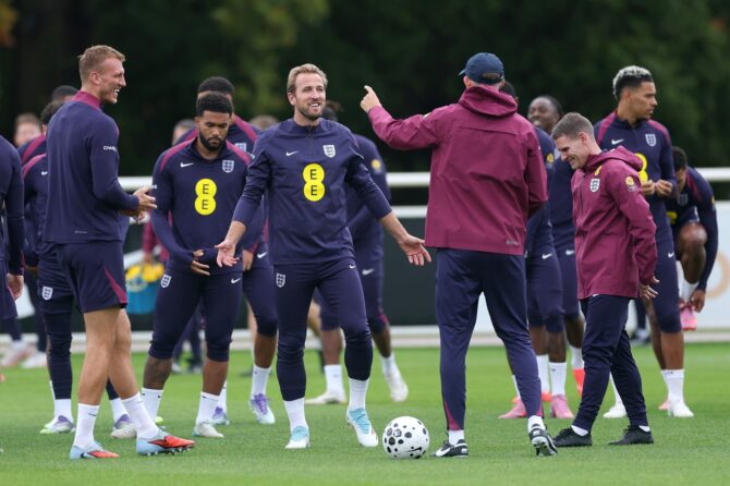 Dan Burn und Harry Kane von der englischen Nationalmannschaft scherzen mit Cheftrainer Thomas Tuchel im St George's Park in Burton upon Trent am 3. September 2025. Foto: Carl Recine / Getty Images Europe
