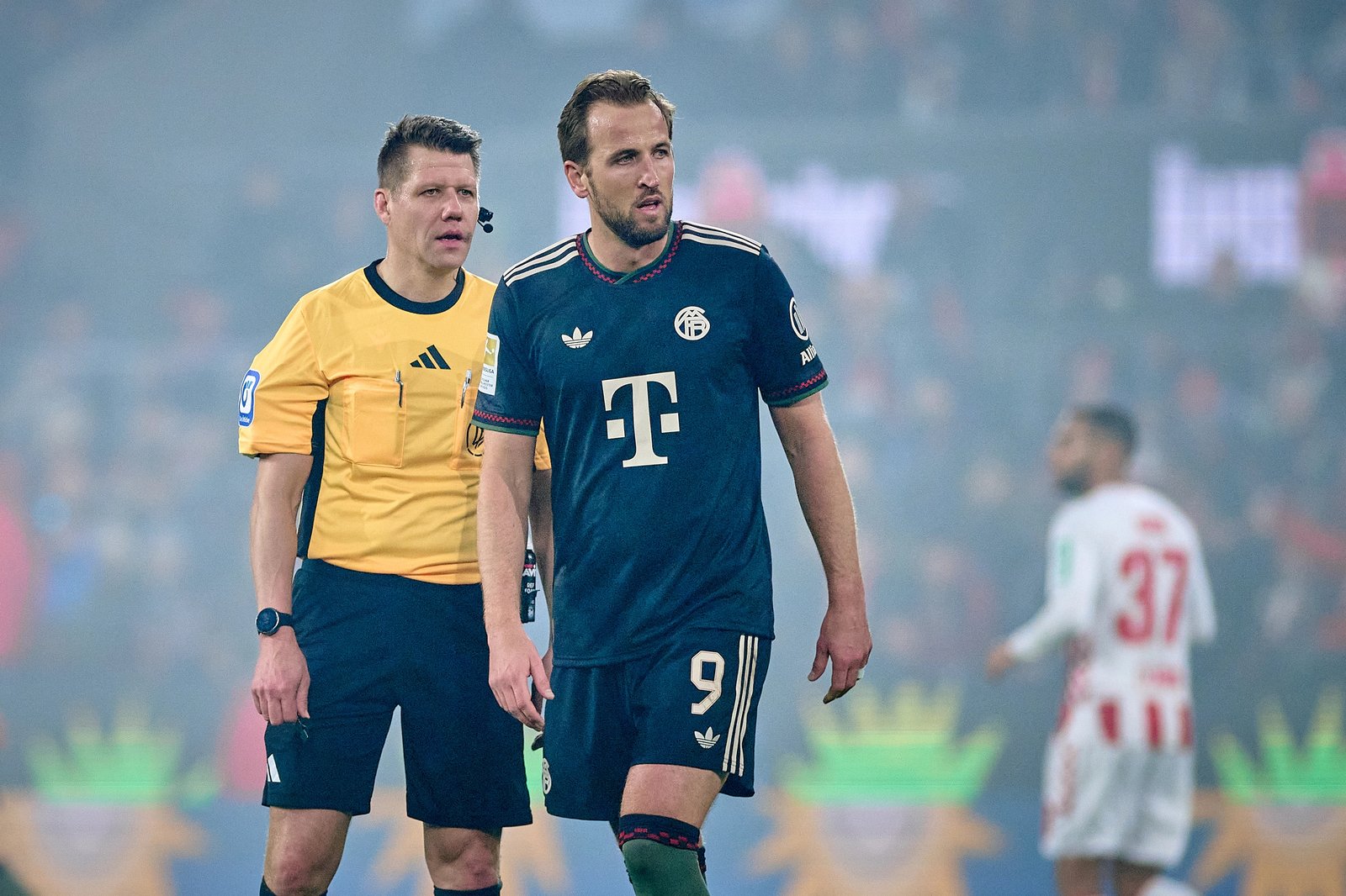 Harry Kane, Stürmer des FC Bayern München, im Gespräch mit Schiedsrichter Patrick Ittrich beim Bundesliga-Auswärtsspiel des FC Bayern beim 1. FC Köln am 14. Januar 2026 im Rhein-Energie-Stadion in Köln. (Copyright Depositphotos.com)