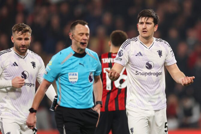 Harry Maguire von Manchester United reagiert am 20. März 2026 im Vitality Stadium in Bournemouth fassungslos auf seine Rote Karte. Schiedsrichter Stuart Attwell hatte den Innenverteidiger im Premier-League-Spiel gegen Bournemouth vom Platz gestellt. Foto: Warren Little / Getty Images Europe via Getty Images
