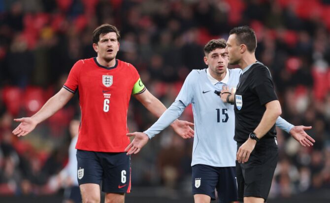 Harry Maguire (England) und Federico Valverde (Uruguay) protestieren beim Schiedsrichter Sven Jablonski im Freundschaftsspiel zwischen England und Uruguay am 27. März 2026 im Wembley Stadium in London. Julian Finney / Getty Images